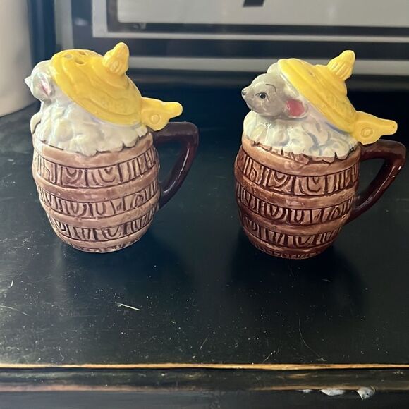 Vintage Salt and Pepper Shakers Sombrero Mouse in Beer Mug - Picture 3 of 8